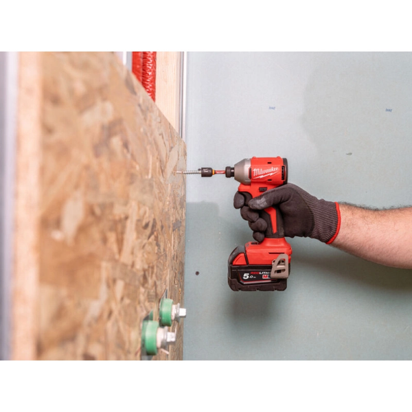 Шуруповерт ударний акумуляторний безщітковий MILWAUKEE M18 BLIDRCMC-402C (190Нм) (+ заряд.пристрій, 2 акум., HD кейс) + жилетка 4933499457 фото