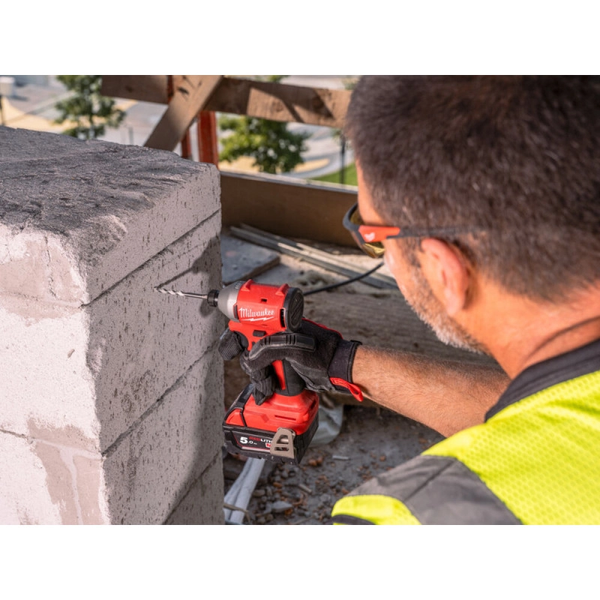 Шуруповерт ударний акумуляторний безщітковий MILWAUKEE M18 BLIDRCMC-402C (190Нм) (+ заряд.пристрій, 2 акум., HD кейс) + жилетка 4933499457 фото